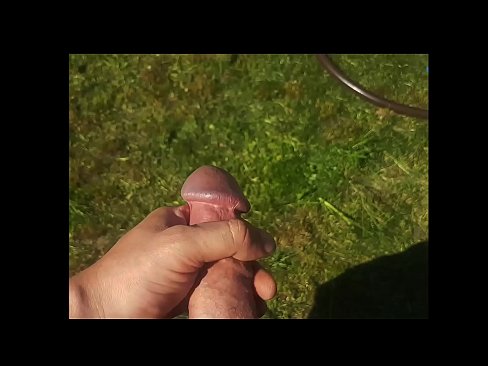 ❤️ Hot hottie gets kanyang pink puki fucked at cums sa isang pumulandit sa isang summer garden ❤️ Sex video sa amin ❤