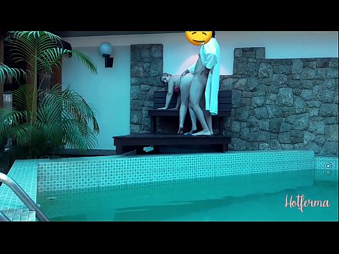 ❤️ Inaanyayahan ni Boss ang kasambahay sa pool, ngunit hindi napigilan ang init ❤️ Sex video sa amin ❤