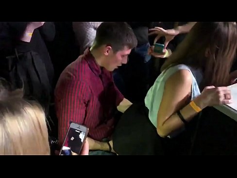 ❤️ Tunay na sex sa isang Russian nightclub. Ang 18-taong-gulang na batang babae na Ruso sa anus at puki ay nakipagkamay sa isang nightclub ❤️ Sex video sa amin ❤